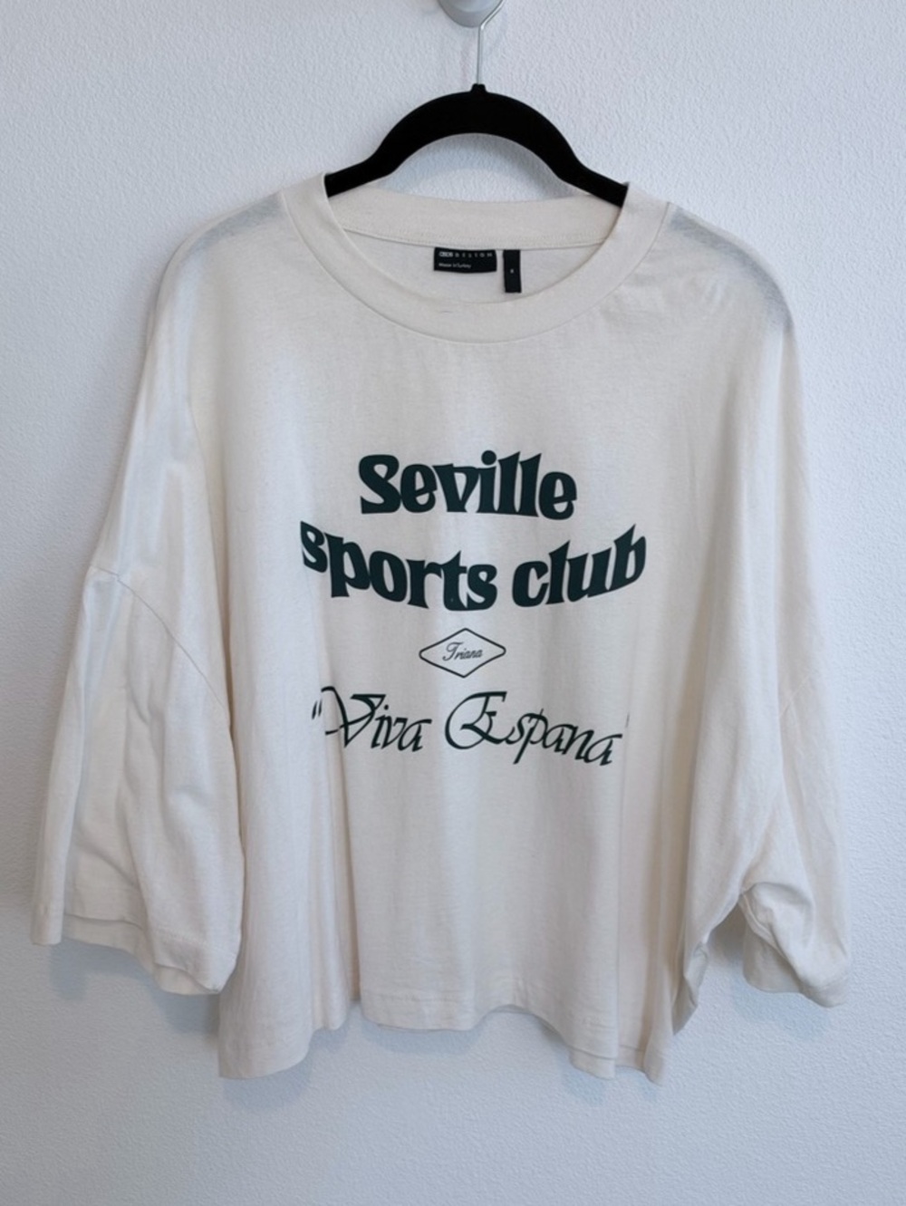 ASOS DESIGN Seville Sports Club Cropped Quarter Sleeve Graphic Tee in White Size